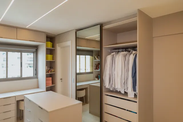 Closet com ilha central, cabideiros e gaveteiros