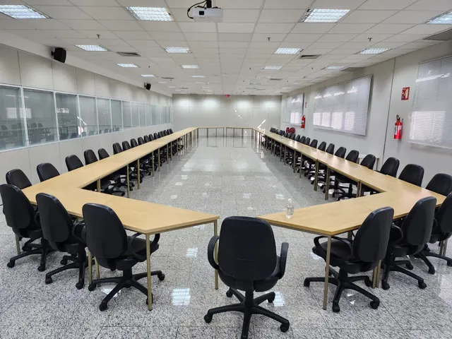 Sala de treinamento corporativa com mesa em U sob medida