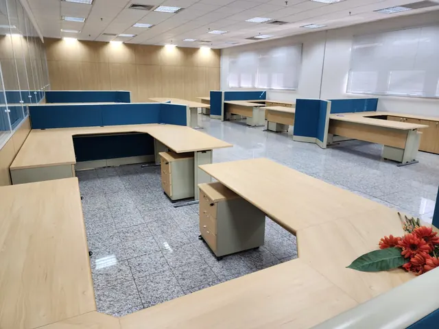 Escritório corporativo com estações de trabalho sob medida
