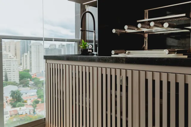 Varanda gourmet com base ripada e vista da cidade