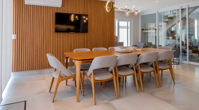 Sala de jantar com parede ripada em madeira